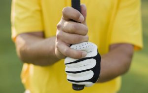 Cách cầm gậy Golf truyền thống (Overlapping Grip)